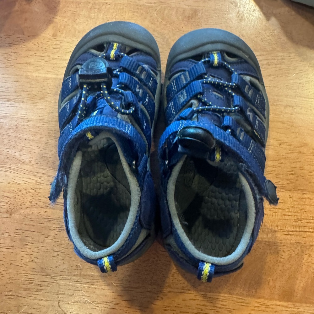Toddler boys size 10 keens